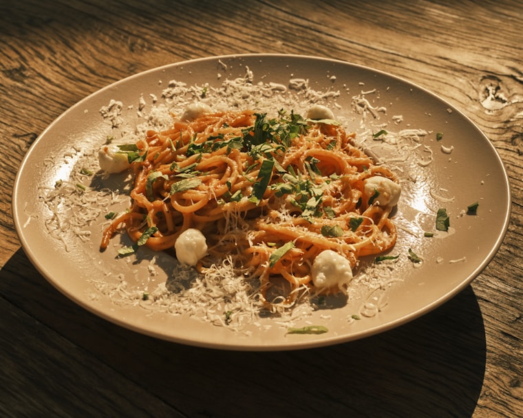 Verse pasta op een gedekte tafel in het restaurant