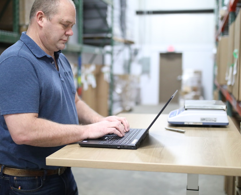 Magazijnmedewerker met scanner