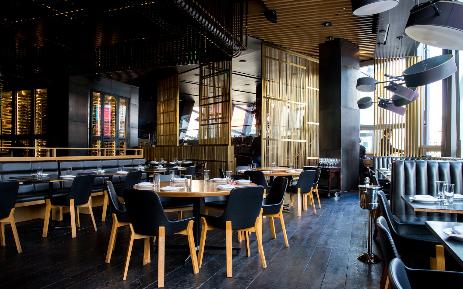 Restaurantinterieur met houten afwerking